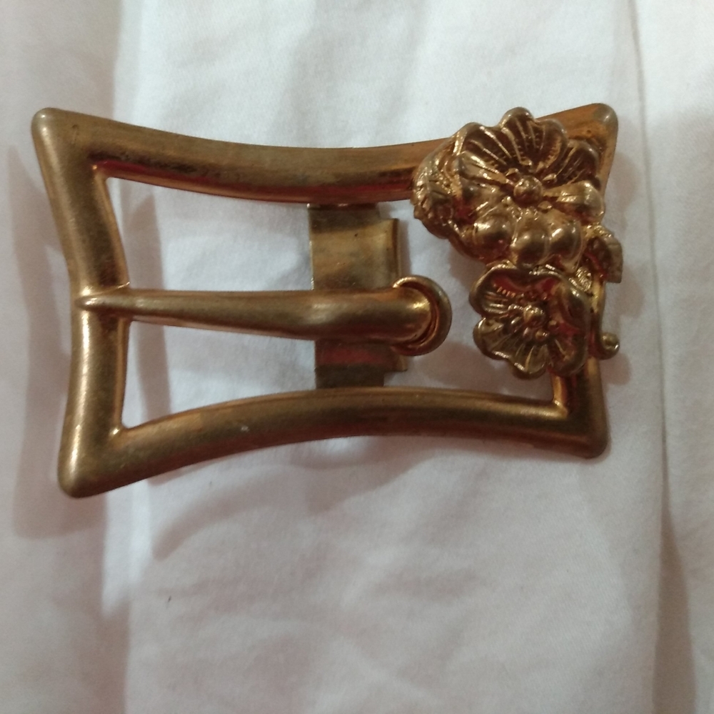 Art deco buckle with and a flower